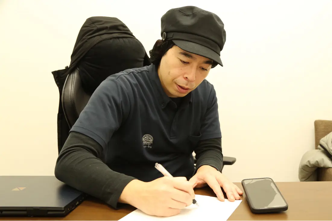 メモを書きながら、養豚について教えてくれる倉持さん。熱意が伝わります。